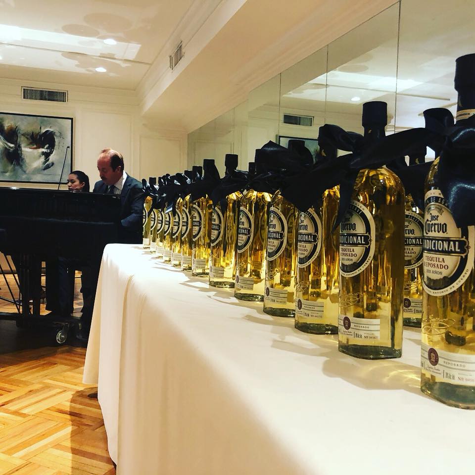 Eventsun_'s tweet photo. Celebrando a PAPÁ 🎩  
.
.
#Eventsun #EventPlanner #MesDelPadre #Tequila #Regalos #Consentidos https://t.co/KG9BAOqAIv