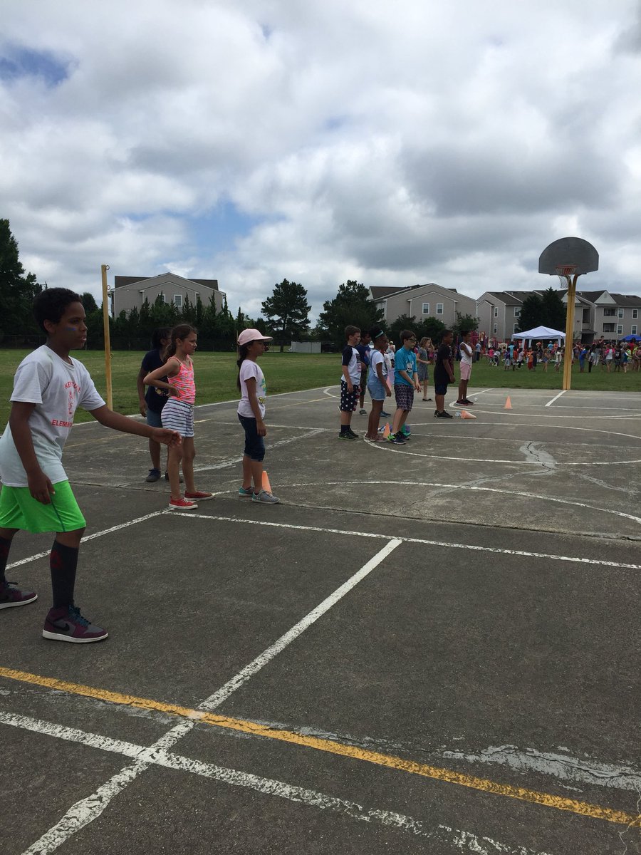 sd_teaching's tweet photo. The kids loved field day 🕶 I have some pretty competitive kids and they did great w/stations 👍🏻 thanks to @TallwoodElem for putting everything together for these wonderful kids! #TallwoodES #bestfielddayever @LGrossVB @DrSJ001 https://t.co/8fkGDhXLML