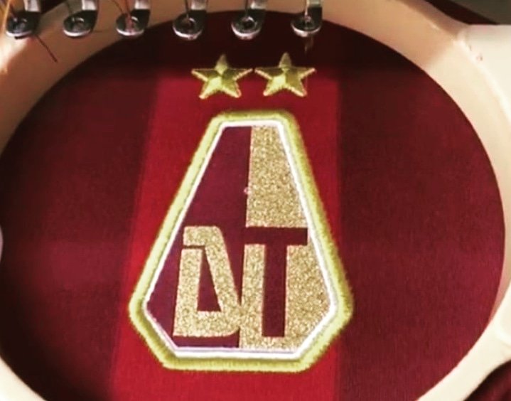 JohanCeron9's tweet photo. Ya se está estanpando la segunda en la casaca pijao @Dimayor @cdtolima https://t.co/6ky0F6hMIB