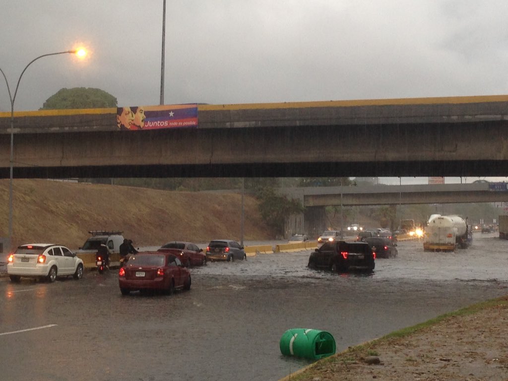 JonathanQuantip's tweet photo. Distribuidor Altamira. Anegada la Fajardo en ambos sentidos. No hay paso seguro para la hora https://t.co/0nanoHk4vq