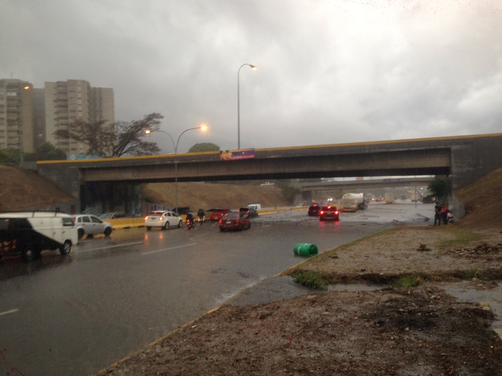 JonathanQuantip's tweet photo. Distribuidor Altamira. Anegada la Fajardo en ambos sentidos. No hay paso seguro para la hora https://t.co/0nanoHk4vq