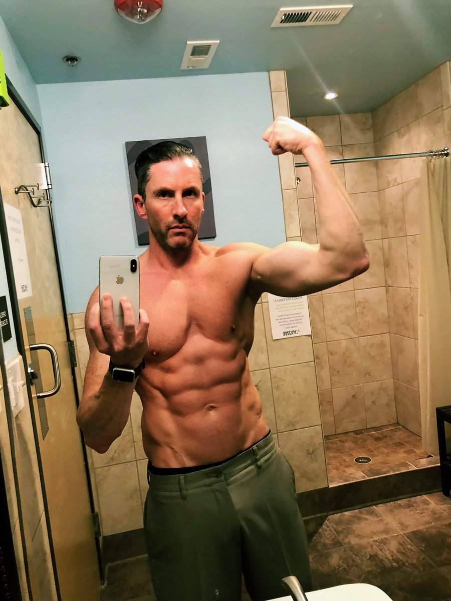 tednaiman's tweet photo. Only ONE THING demands that your body become both

• STRONGER •

and

• LEANER •

at the same time:

💥 BODYWEIGHT EXERCISE 💥

💪🏽 https://t.co/bSdIqGme4F