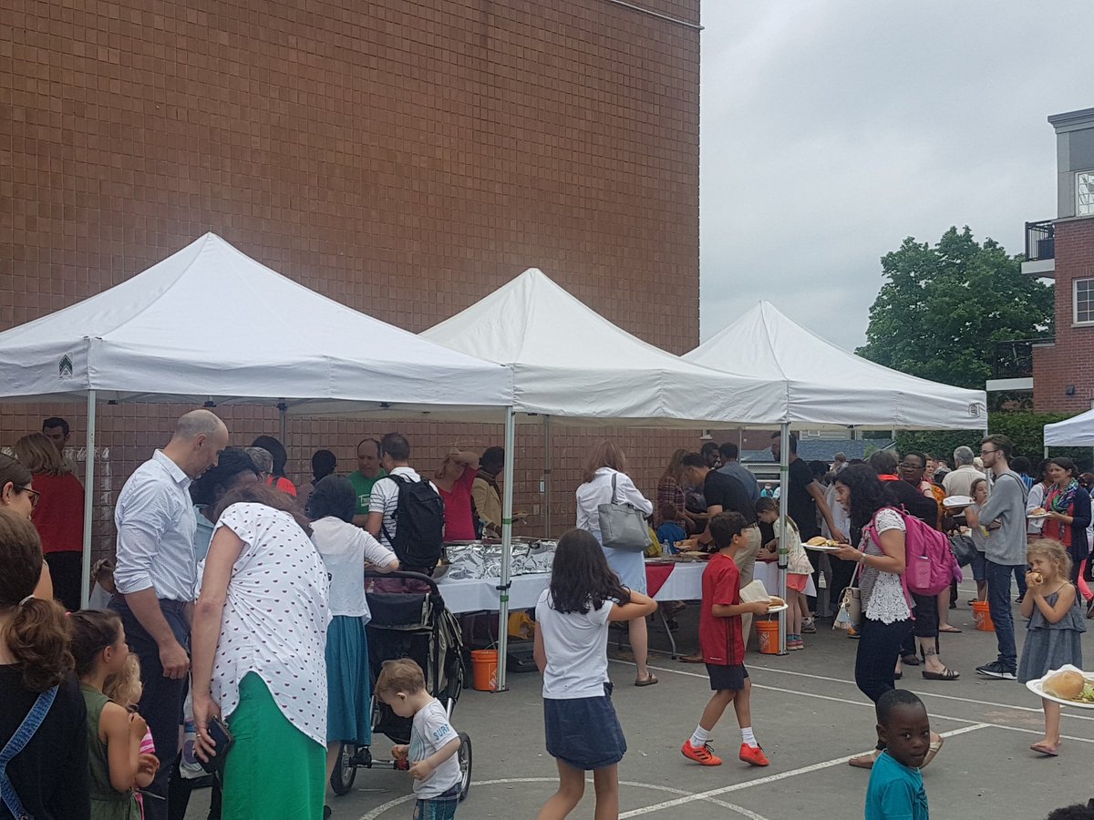 gregoire_roxane's tweet photo. Le BBQ annuel est un réel succès @sfacecce ! Merci à tous les parents, les élèves ainsi que le personnel de rendre cet évènement aussi exceptionnel. https://t.co/z8dQHWjjXG