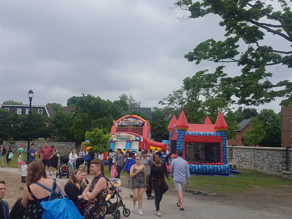 gregoire_roxane's tweet photo. Le BBQ annuel est un réel succès @sfacecce ! Merci à tous les parents, les élèves ainsi que le personnel de rendre cet évènement aussi exceptionnel. https://t.co/z8dQHWjjXG