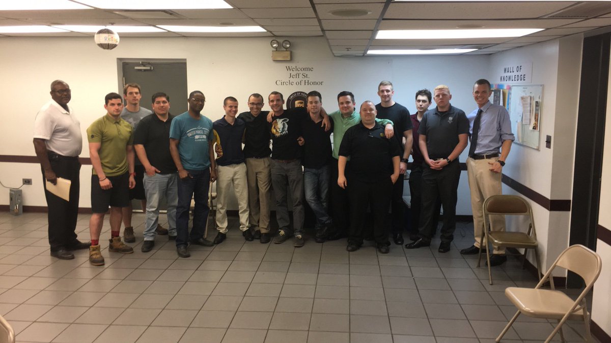 Larry_smith23's tweet image. John Oliver and the HSTS class on the Jeff Twi doing their reload exercise today! #corporateschool #developingourfuture @IllinoisUPSers