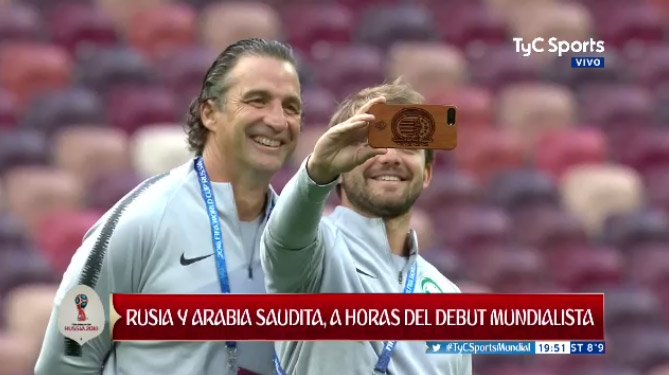 Lucas Beltramo on Twitter: "En el reconocimiento del Estadio Olímpico Luzhnikí, Juan Antonio Pizzi, DT de Arabia Saudita, y su hijo Nicolás, colaborador de análisis audiovisual, se sacaron una selfie con un