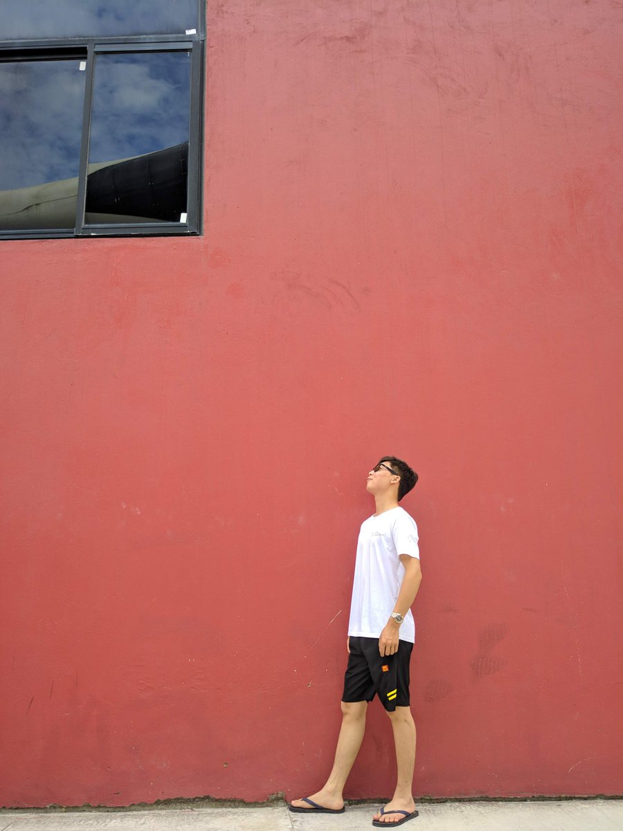 tmPhuc95's tweet photo. I take a picture front in red wall https://t.co/0uaEP7cBcA