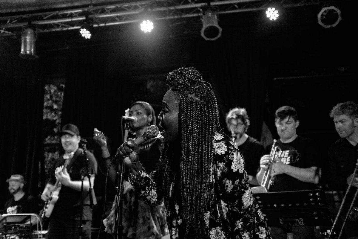 OneVibeAfrica's tweet photo. There is so much that @AramideMusic gave when she joined us in #seattle and her set @UpstreamFest was 🔥🔥🔥🔥🔥🔥🔥#IamOneVibeAfrica #upstreamfest #bnw 📷: @tristanseniuk https://t.co/T3sFcla8EG