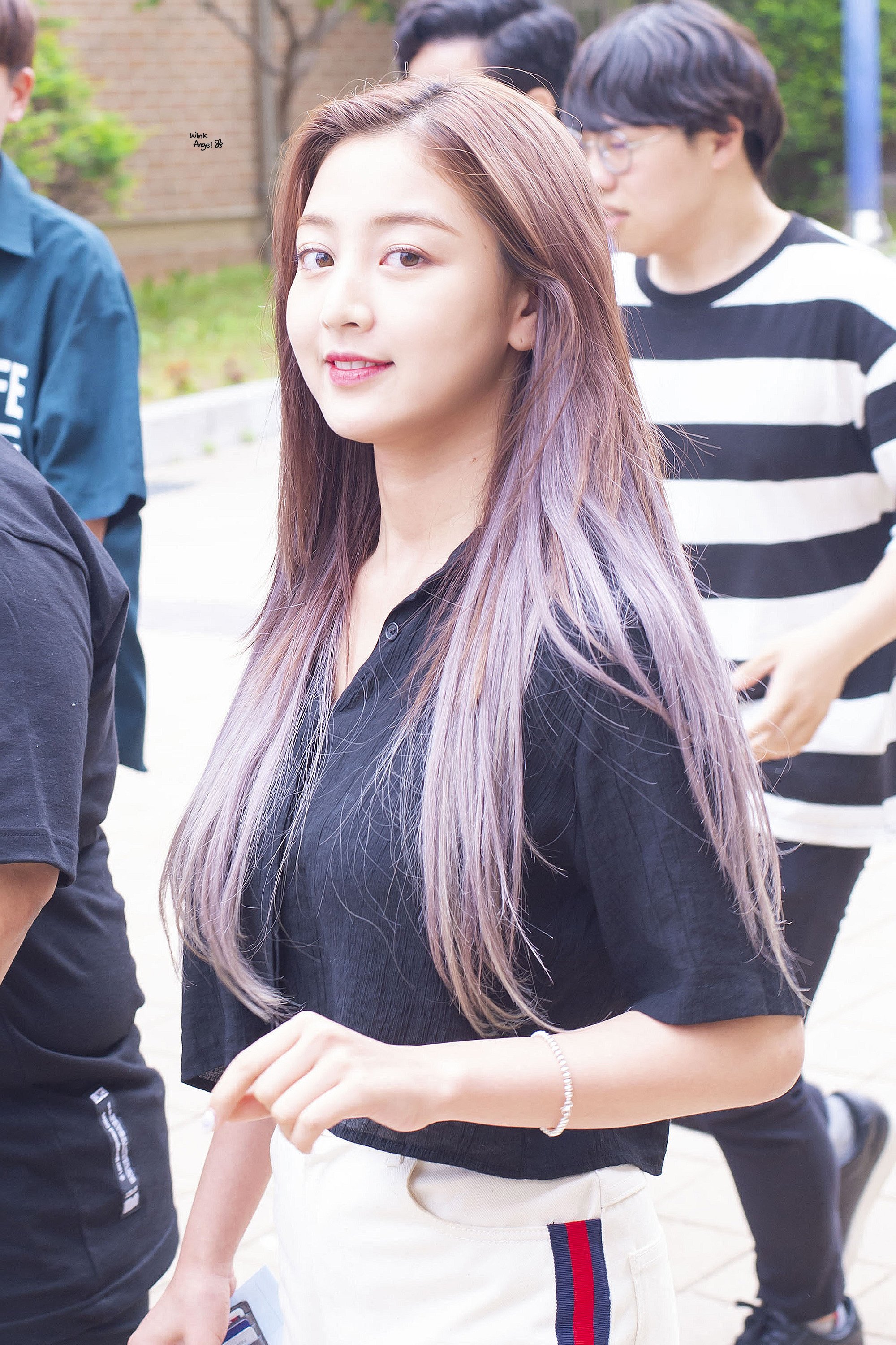 Dfn12nQUYAInGal.jpg:orig