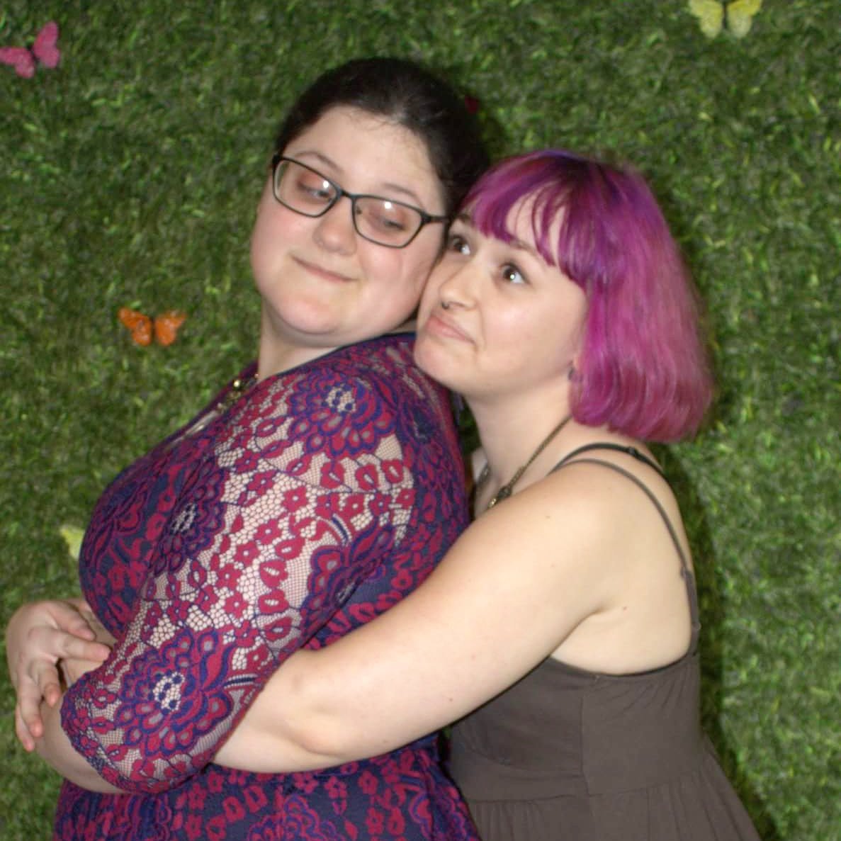 EmAndPaper's tweet image. My best friend: hugs? 

Me: HUGS 

#Bigirls #besties #bibibi