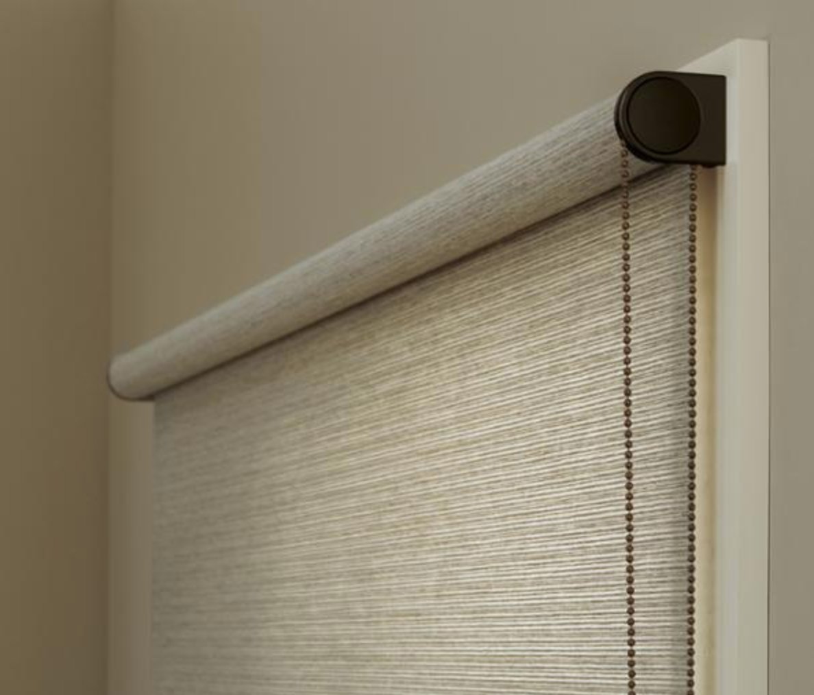 EagleHarborWC's tweet image. Add some diversity to your home with Alustra® Woven Textures! These shades are uniquely structured with alternative fibers and textures, allowing beautiful light diffusion. #woventextures #lightdiffusion #windowtreatments #hunterdouglas eagleharborwindowcoverings.com/hunter-douglas…