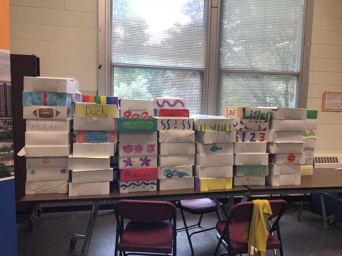 jeniparsons1220's tweet photo. Thank you @UnitedWayGRP for bringing our 2nd graders and Kindergarteners Literacy kits! They love the books and crafts!! #partnersinreading #oneccps #togetherweflyfar #summerreading https://t.co/SH7zjQWnmG
