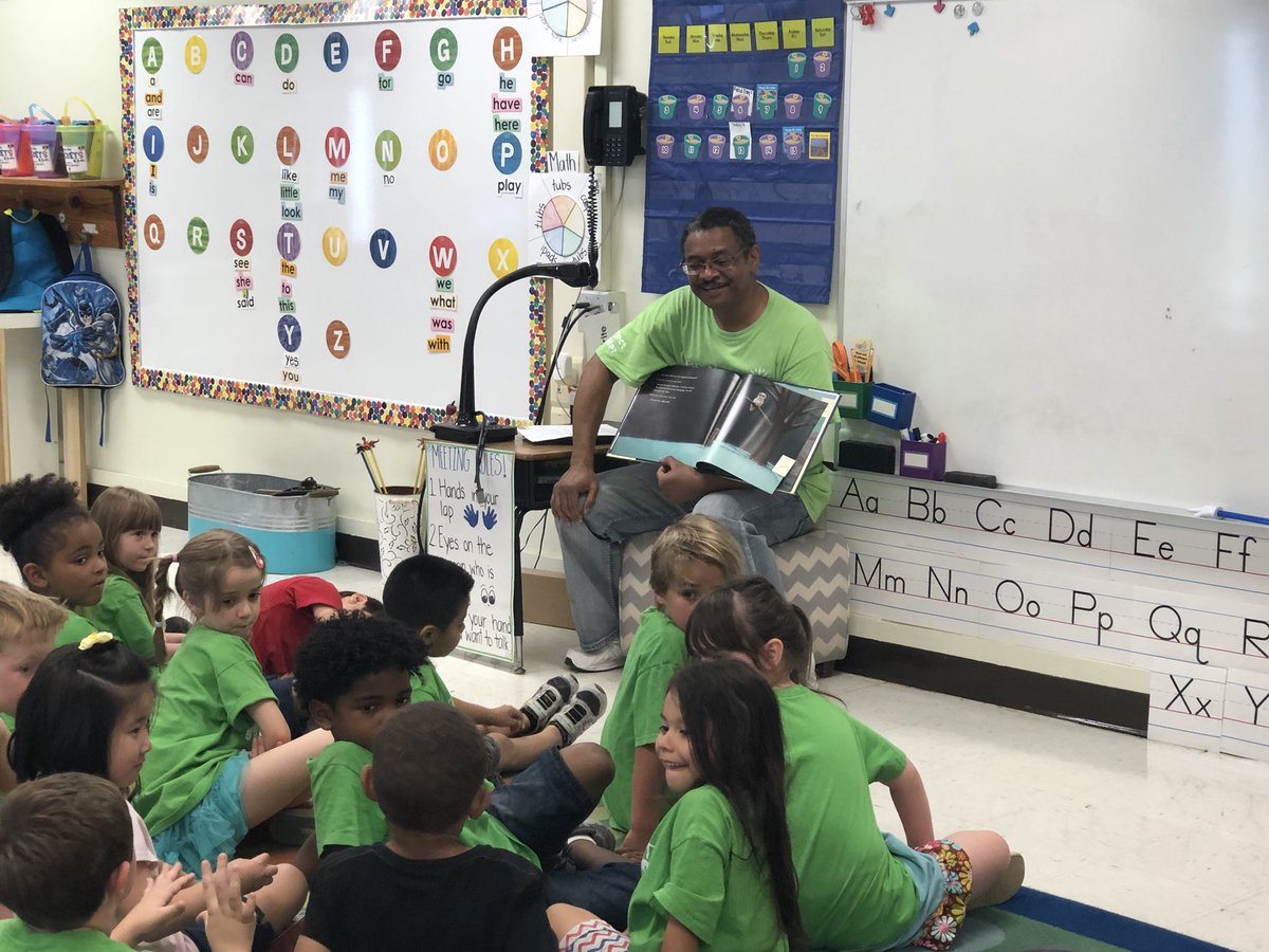jeniparsons1220's tweet photo. Thank you @UnitedWayGRP for bringing our 2nd graders and Kindergarteners Literacy kits! They love the books and crafts!! #partnersinreading #oneccps #togetherweflyfar #summerreading https://t.co/SH7zjQWnmG