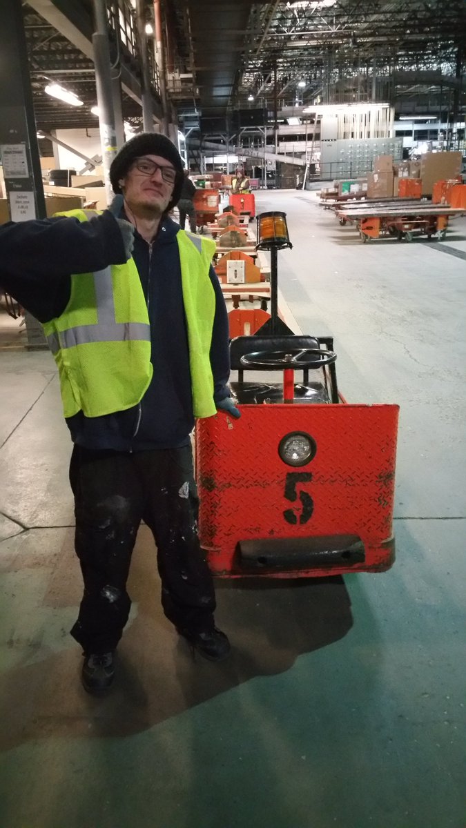 tybueter7100's tweet photo. #CaughtSafely SLC 8419 Employee Andrew Williams got caught working safe today. Andrew W. brings his tug to a complete stop and secures the park break, turns the tug key to the off position before exiting his tug. Awsome job Andrew and thank you! @UTHub_BrianW @DesertMTUPSers https://t.co/lZHYVygdWK