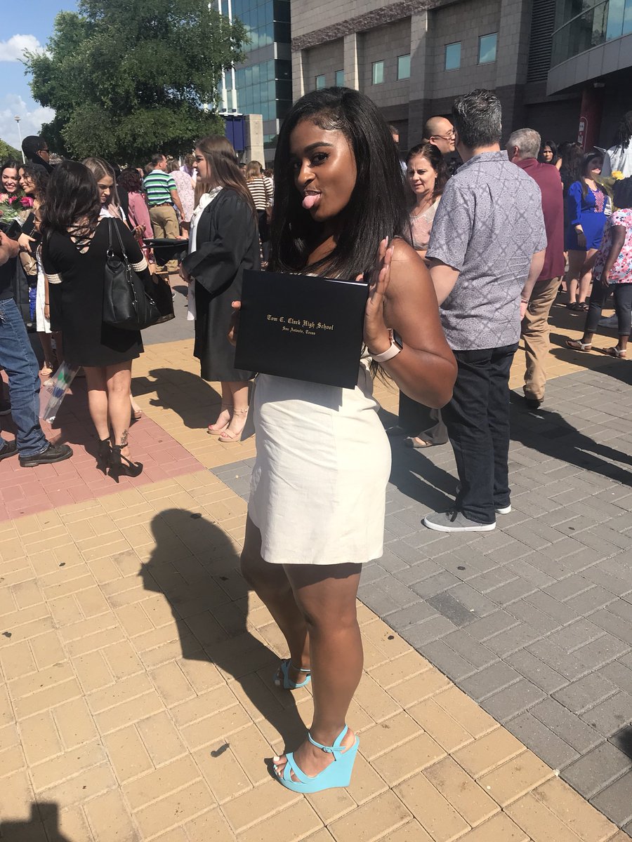 MissOneAndOnly_'s tweet photo. From graduation to orientation #SHSU22 🧡💙 https://t.co/YBmXRfSwx4