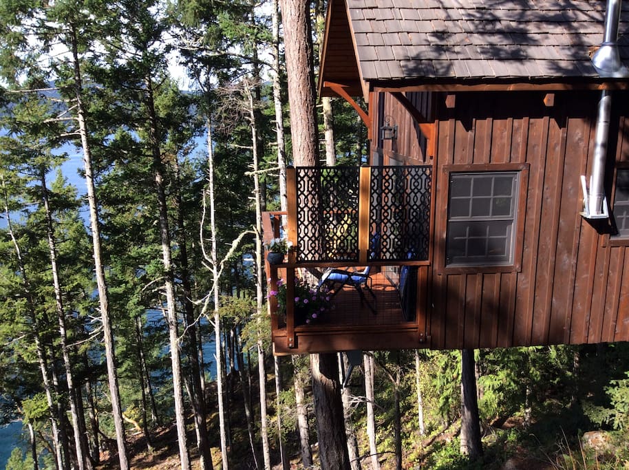 FunRoadsTV's tweet photo. Talk about a room with a view! These treehouses are perfect after a day on #FunRoads Soon you'll be seeing things from a whole new level, literally. Find one on Airbnb or just 30 minutes from Seattle on I-90 East is Treehouse Point in Fall City, WA. https://t.co/KUS6kuNelH https://t.co/VKGtaz8UIP