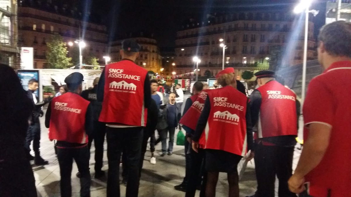EML_ST_LAZARE's tweet photo. Hier soir à 23h30, la #ciculation à été arrêtée pour #travaux inopinés, les agents d'Accueil, EML, SUGE, SIERRA, COE, étaient #présent pour #orienter  vers les moyens de #substitution @LIGNEL_sncf @LIGNEJ_SNCF https://t.co/2ygJu13W8k