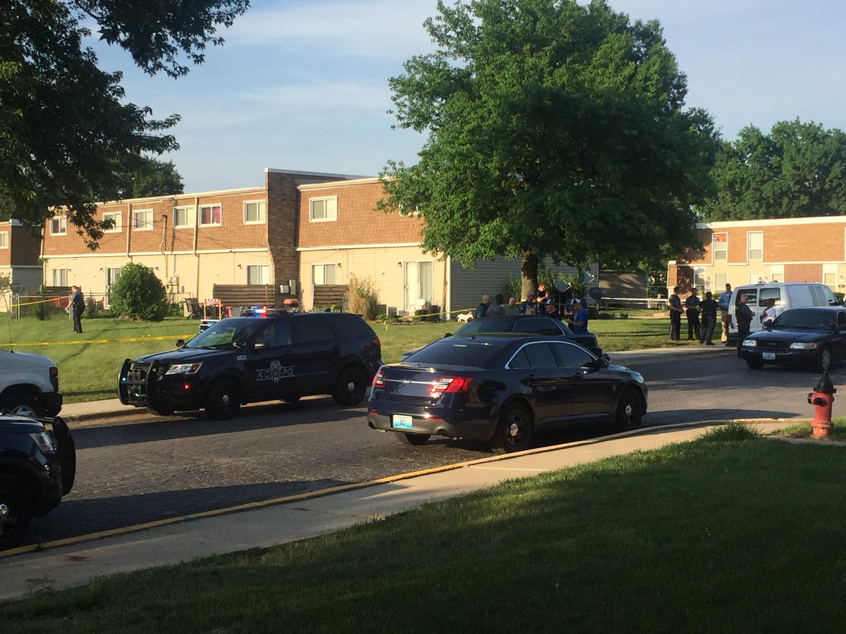 NewsPhotogAl's tweet photo. KCPD homicide update: police responded to a shooting just before 6pm near 40th Ter and Topping. A man was shot and killed in the parking lot of the complex. Possible suspect vehicle is a blue Dodge Ram truck. @41actionnews https://t.co/UE57WzCJzg