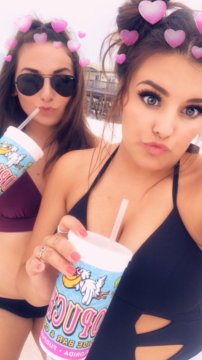 hannloomis's tweet photo. Nobody likes a shady beach 🌺#teamgoodtimes https://t.co/njDEgs3WC2