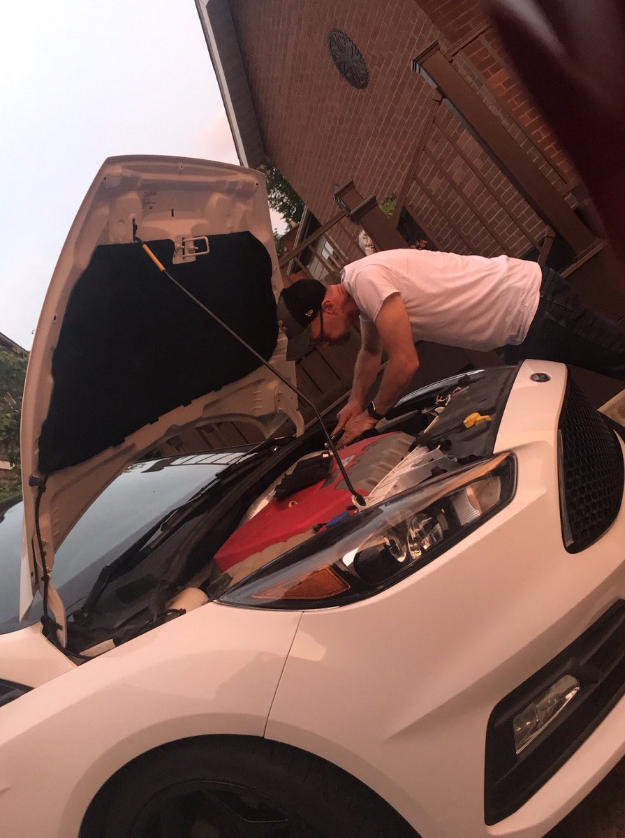 pasunesortie's tweet photo. Me cursing #Ford engineers for putting the battery compartment half under the dash. Where’s @ColemanHazen1 when you need him! #fordst https://t.co/EKzcGBKJpu