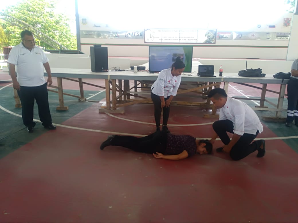 rector_utecan's tweet photo. UTECAN Presente; Se lleva a cabo Curso de Capacitación de Primeros Auxilios a Personal y Estudiantes de Gastronomía del ITSE, a cargo de la Academia y de Universitarios de TSU en  Paramédicos y de la Licenciatura en Protección Civil y Emergencias. @alitomorenoc. @ricardommedina https://t.co/SxJwPfNP3V