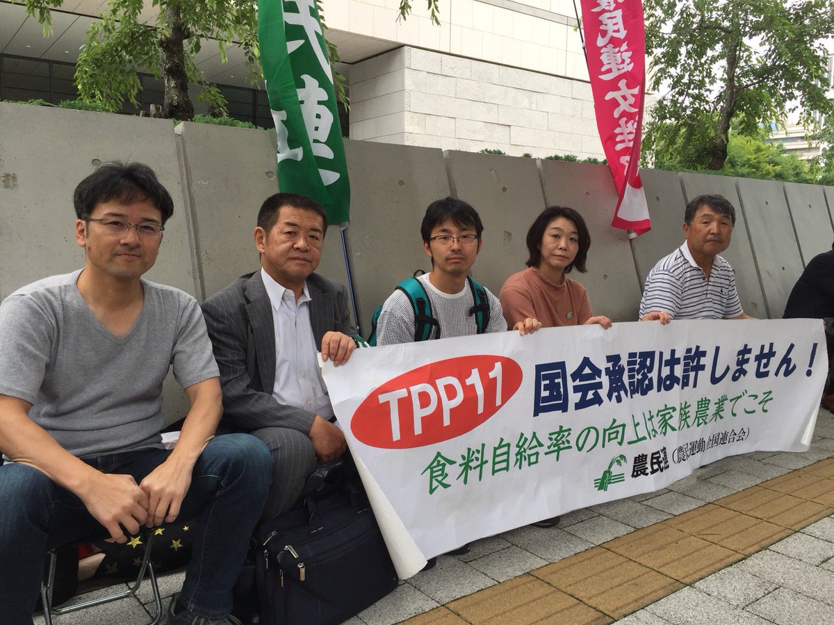 JFFMwomen's tweet image. 参議院議員会館前

座り込み行動始まりました。
#StopTPP #卸売市場法改悪するな