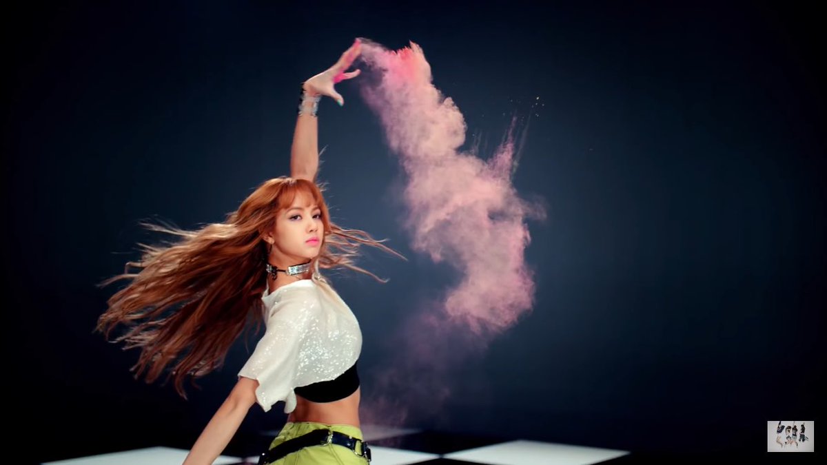 Лис с гитарой. Танцы блэк блэк пинк. Лиса блэк пинк танец. Песня лис танцует. Блэк пинк танцы.