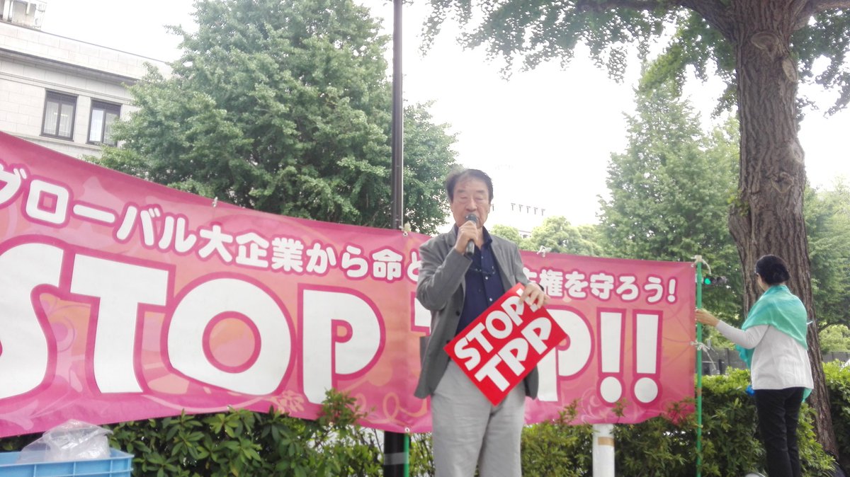 JFFMwomen's tweet image. 山田正彦さんも、座り込み行動に駆けつけてくれました。
著作権法の問題など、まだまだ国民には知らされていない。
拙速な採決などさせてはいけない！
がんばって、がんばって、がんばって止めなくてはいけない‼
#StopTPP