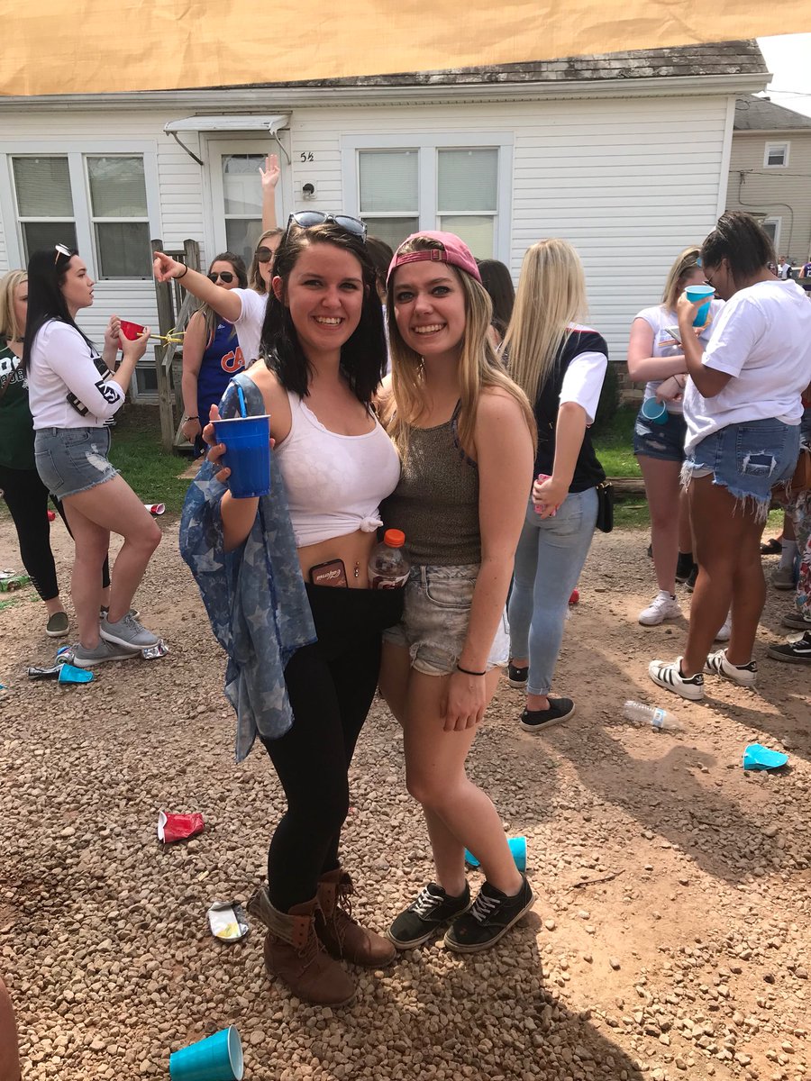 BrandyKellyy's tweet photo. Happy birthday to the best cousin I could ask for😘 can’t wait until Thanksgiving to see ya! Also I have no clue what’s going on in the second pic lol ❤️ u https://t.co/ElRScGb6fo