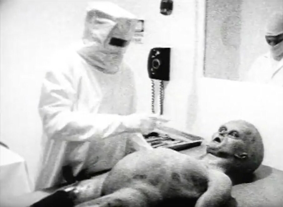 これは有名な宇宙人解剖映像なのですが、実はこれは偽物。 1995年に