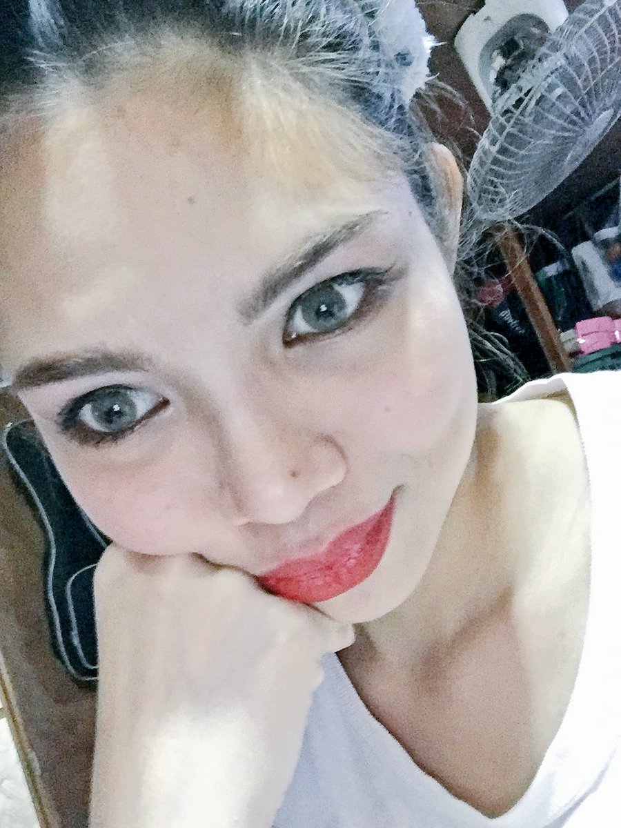 DianePitos's tweet photo. ang creepy ng 👀 😂😂 #MakeItRed yung lips 😂😂 https://t.co/oO1QvKCJkX
