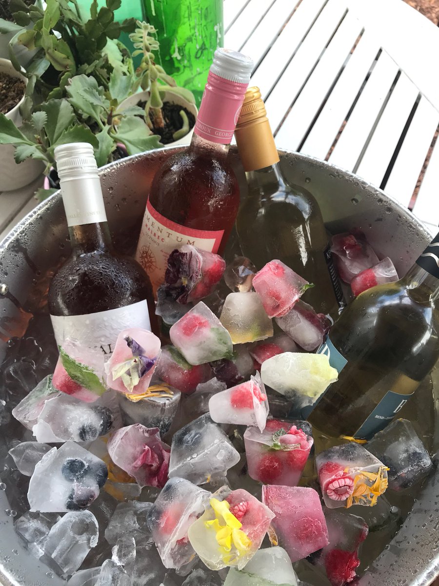 BeSoStyle's tweet photo. Who knew. NATIONAL ROSÉ DAY? Who needs an excuse for a pretty pink drink? In light of ROSÉ day, here are pretty pics styled by my twin @PamStasneyStyle 🍷🌸🌿She created beautiful ice with edible flowers, berries + mint ... Happy wine-ing🍷 #roseallday #nationalroseday #prettyfun https://t.co/ugGPSuxcbr