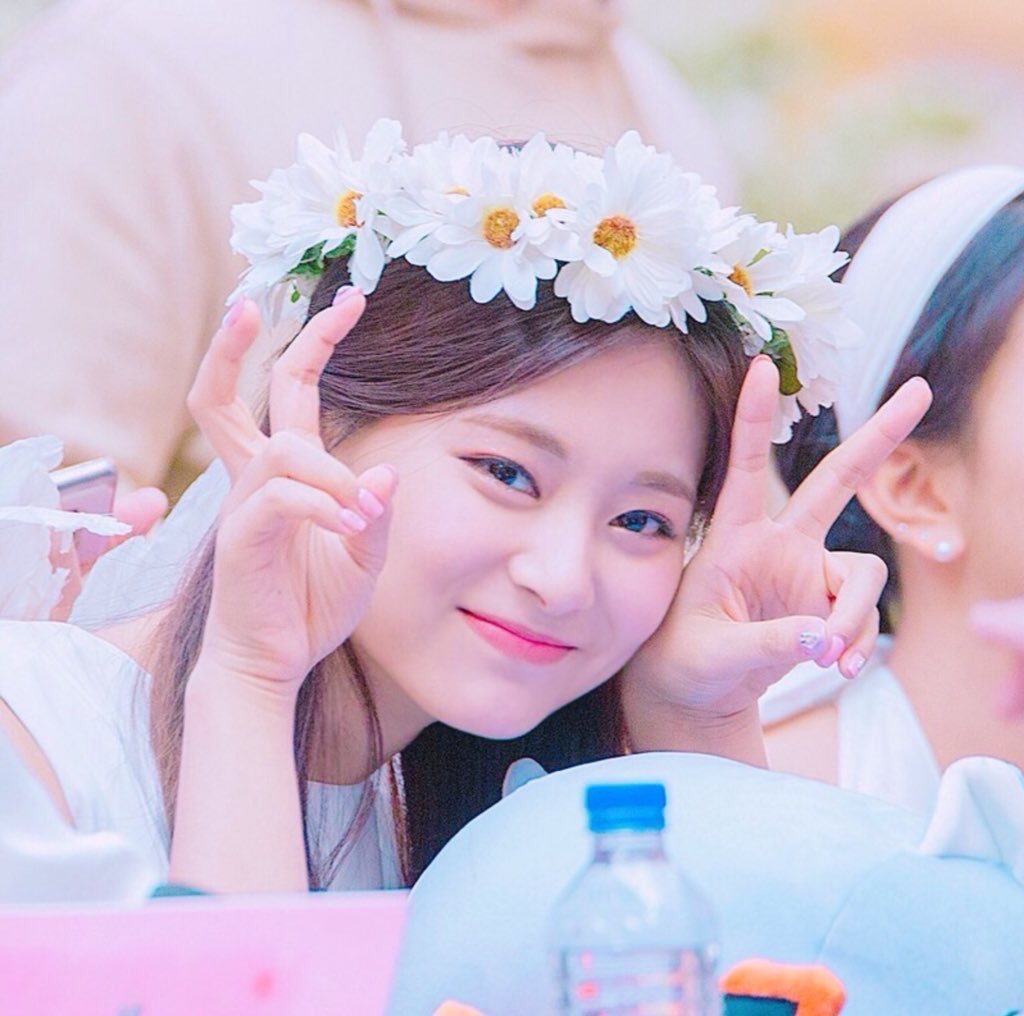 twice40726313's tweet photo. ツウィ誕生日おめでとう( ^o^)/🎉  🎁(^o^ )
 #ツウィセンイル 
 #ツウィ
 #twice https://t.co/npnlRzQPZI