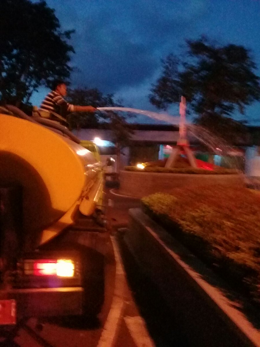 dinaspuckpp_bwi's tweet photo. Selamat Pagi Banyuwangi...
Tidak ada kata libur &amp; cuti bagi Devisi Taman Dinas PU Cipta Karya dan Penataan Ruang Kabupaten Banyuwangi. Karena ini bagian Hablum Minannas
@AzwarAnas_A3 @banyuwangi_kab @ir_mujiono @bwangiberkebun https://t.co/d5ARWjVunb
