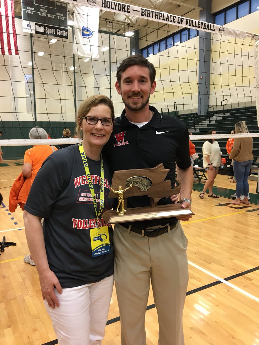 WHSBombers's tweet photo. One proud Bomber Mom ❤️🖤🏐 https://t.co/TqYq5iyCY7