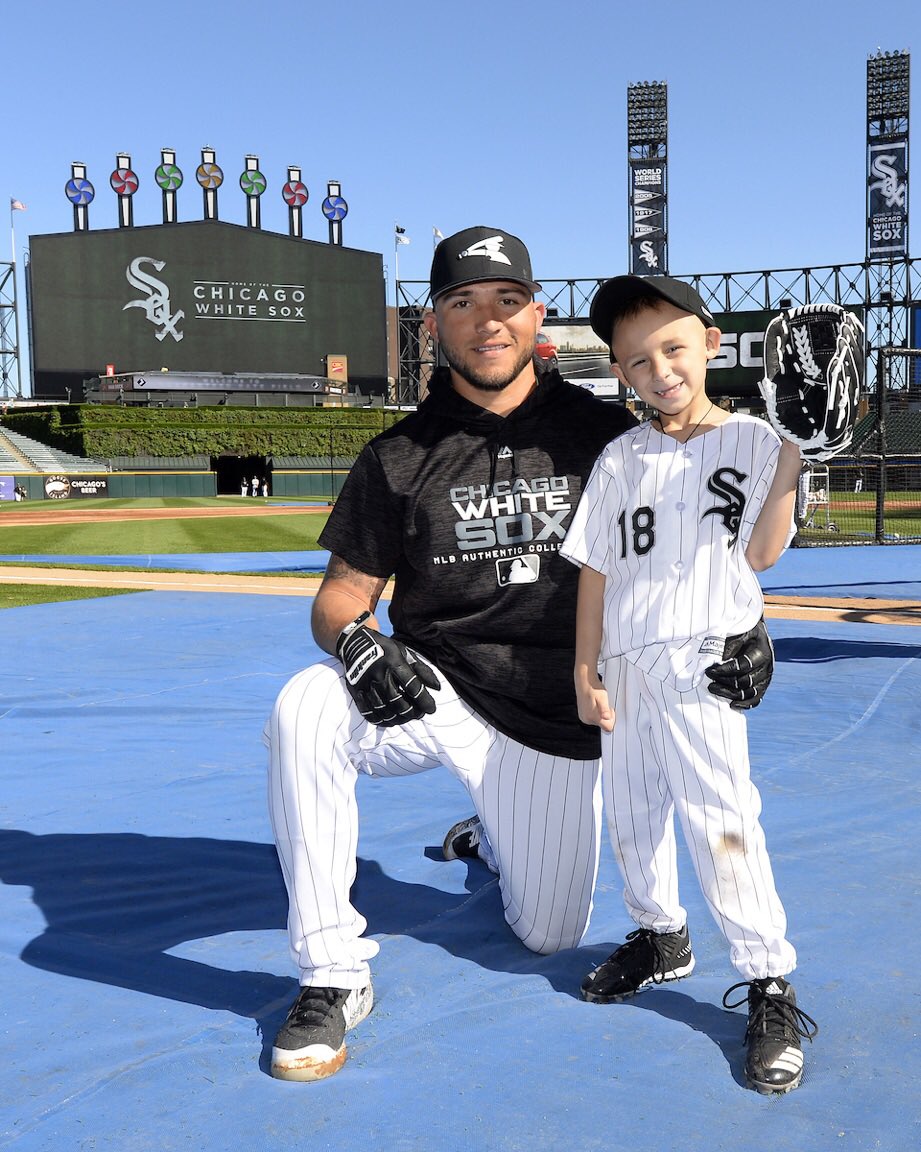loswhitesox's tweet photo. ¡Paciente de @Lauriechildrens de 7 años de edad, diagnosticado con Neuroblastoma, fue sorprendido hoy con una experiencia inolvidable! 👏🏼🤗⚾️ #UltimateWish #SoxServeWeek https://t.co/NE8dXLry3T