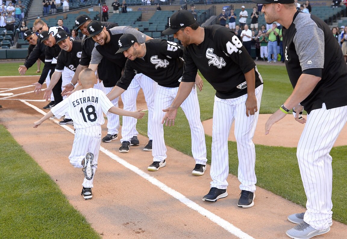 loswhitesox's tweet photo. ¡Paciente de @Lauriechildrens de 7 años de edad, diagnosticado con Neuroblastoma, fue sorprendido hoy con una experiencia inolvidable! 👏🏼🤗⚾️ #UltimateWish #SoxServeWeek https://t.co/NE8dXLry3T