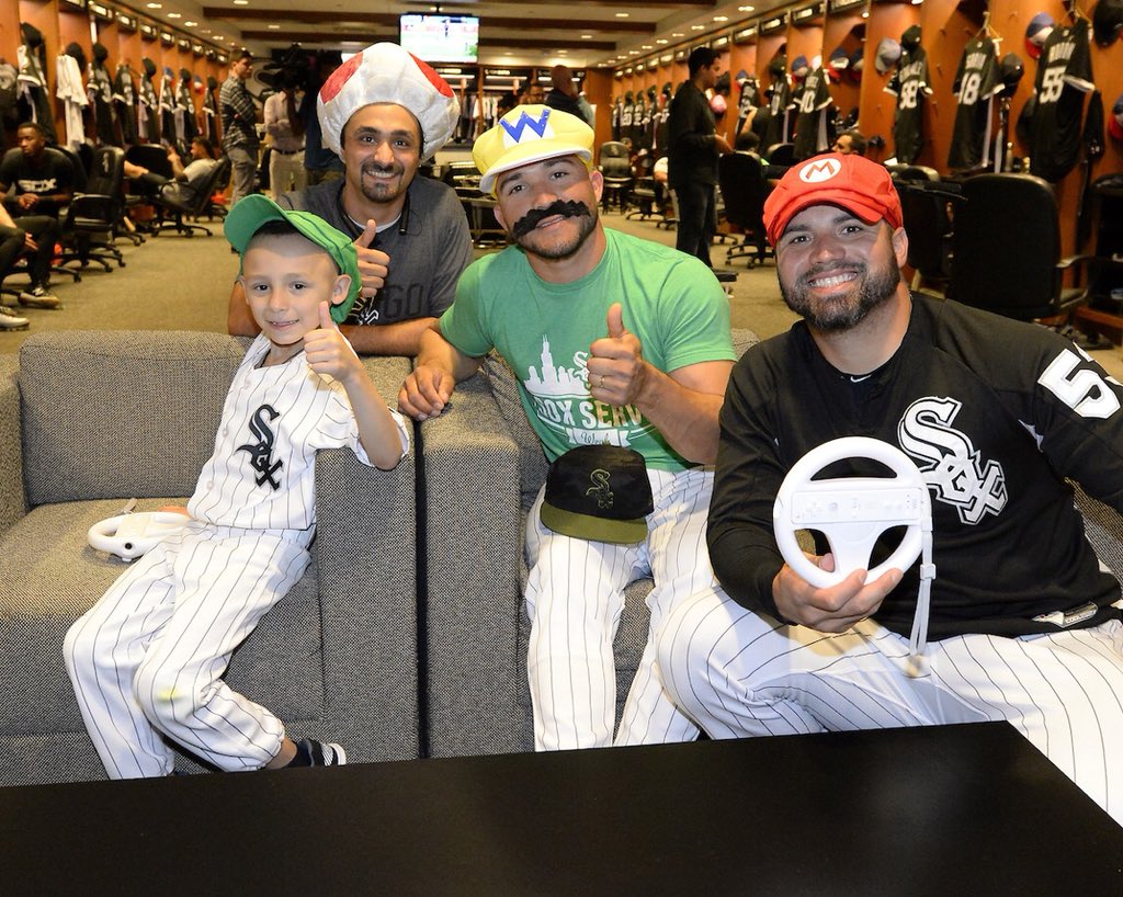 loswhitesox's tweet photo. El pequeño Alex gozó de un paseo en limosina, estreno uniforme de #LosWhiteSox, jugó Mario Kart contra @CarlosSan29 y calentó con su equipo favorito antes del juego contra Cleveland. @LaurieChildrens #SoxServeWeek #UltimateWish https://t.co/n0USupOmZt