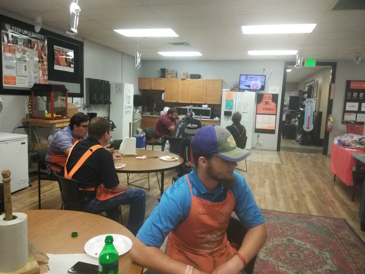 AkiraSysenkham's tweet photo. Before &amp; during Same Page Late Nite! Thanks "Freight Mates" for all you do on a daily basis &amp; persevering even when the task before you seems impossible! Im proud to be your DH! #Oxstrong @JRAllenHD @hawkinskrystal8 @kfranklino @1sherredavis @DANI_C_CLARKE https://t.co/cuHA2jaSFb