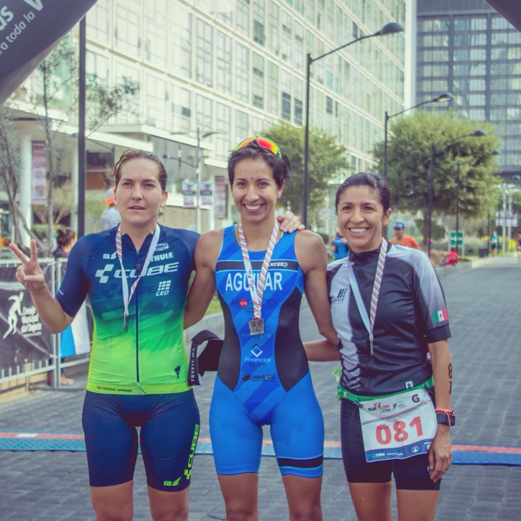 fabiolacorona's tweet photo. #tbw Unos prefieren esta señal 🤙🏼, otros está 👍🏻, yo puse esta ✌🏽, pero en realidad prefiero esta ☝🏽=🥇Hora de programarme para este fin hacerlo realidad! 👊🏼 
Estatal MTB  🚵‍♀️🔥☄️⚡️💥
#CubeWoman #HammerArmy #CepCompressionMx #ThuleMx #runoncloudsmx #rathlete https://t.co/yAlaVBDmeD