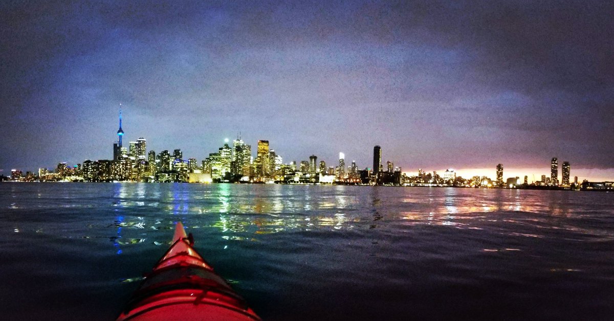 jamesschwartz's tweet photo. Toronto's Tuesday night twilight from my kayak #paddleTO https://t.co/tJFX4MnZj9