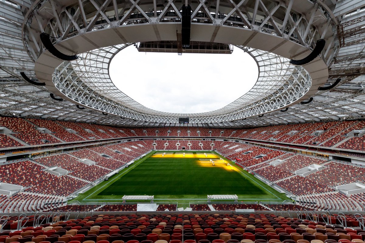 Ting Tong Twitterissa ロシアw杯 開幕戦が行われるモスクワ市内のルジニキスタジアム 陸上競技場からピッチと観客席に隙間がないパーフェクトなサッカー専用スタジアムに生まれ変わった 日本の新国立競技場もこれくらいガラッと変身して欲しい