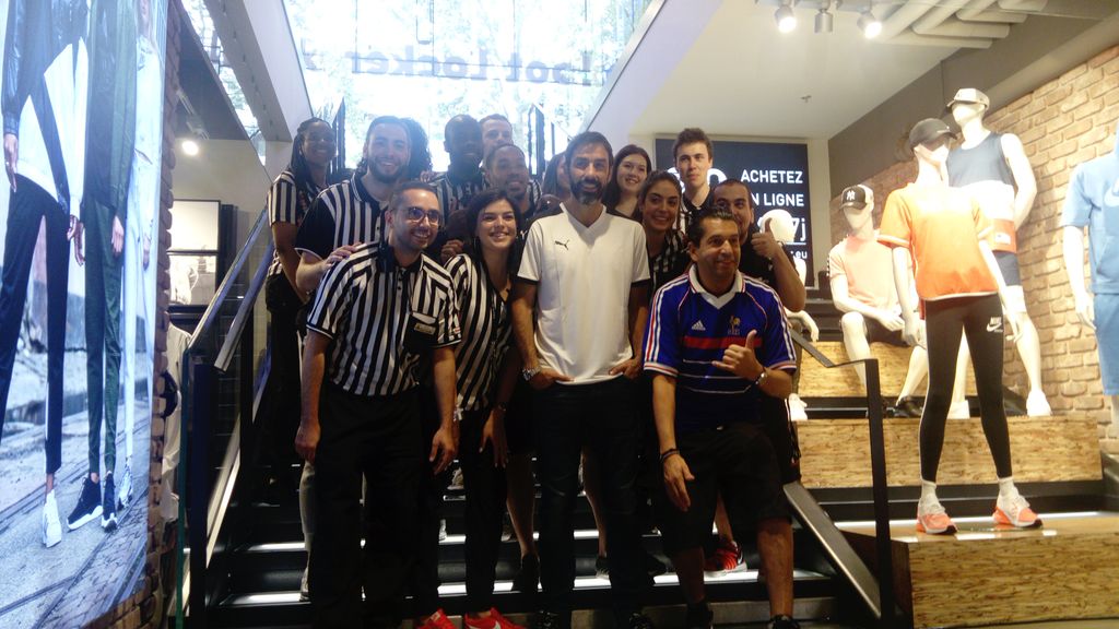 comoveragency's tweet photo. Retour en images sur la rencontre exclusive avec @piresrobert7 hier, au Foot Locker des Champs Elysées, pour les 20 ans du mondial France 98 et afin de célébrer le partenariat liant @FootLockerEU et FIFA 98, avec la présence de @KevinRazy ⚽👟 #approved #fra98 https://t.co/DzOXaaf23U