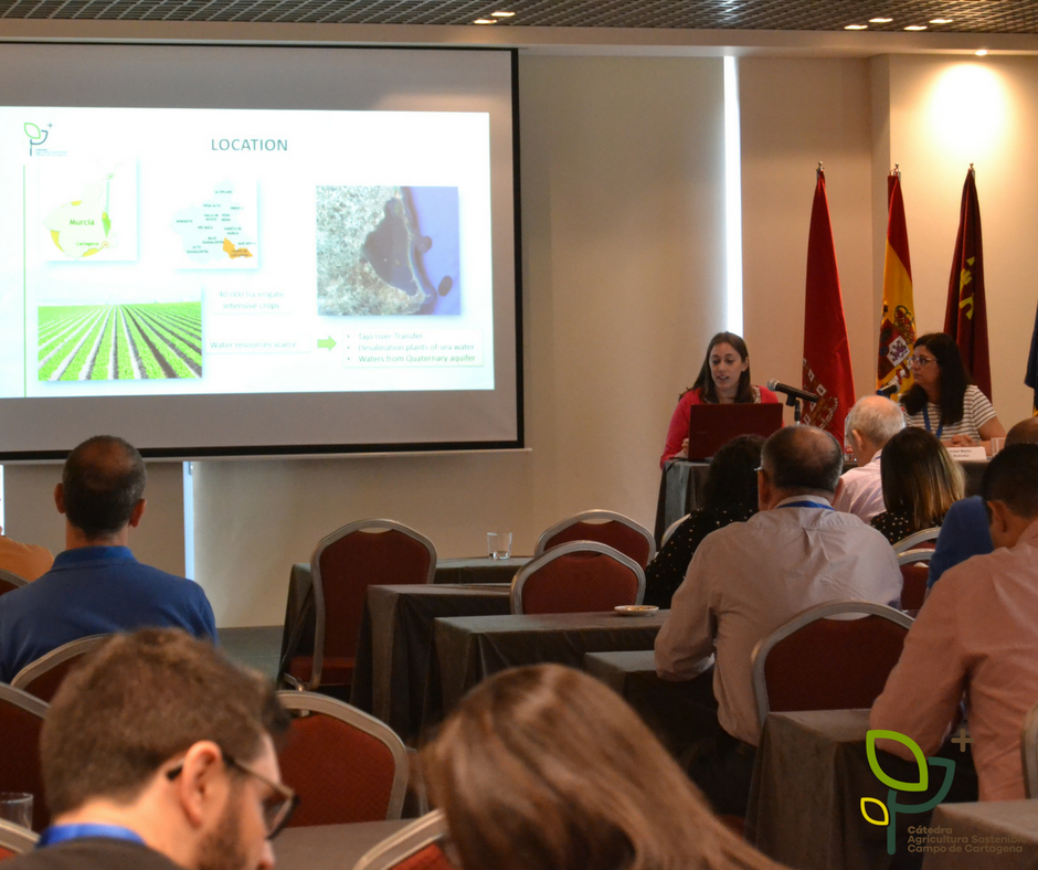 agr_sostenible's tweet photo. Ayer, Carolina Díaz explicó a los asistentes de #iWaresa2018 el proceso de desnitrificación de salmueras en biorreactores de astillas de madera.
#Catedra #Agricultura #Sostenible #Cartagena #Murcia #Desnitrificación https://t.co/AOHSS7DJet