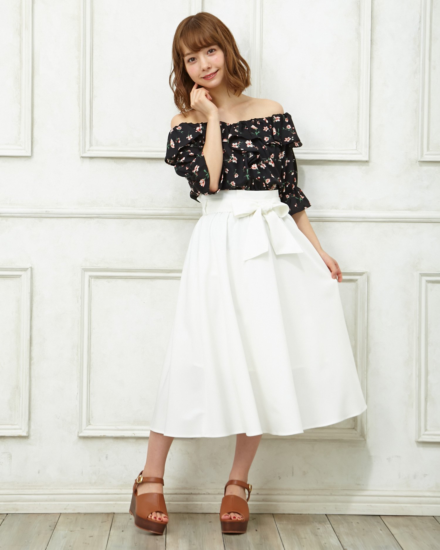 Ingni Store イング公式 おすすめコーデ 夏の青空に映える 真っ白なスカートを使ったコーデ 小花柄がガーリーな黒のオフショルで メリハリをプラス ふんわりスカートで大人見えなコーデは お買い物やドライブデートにおすすめ 最新