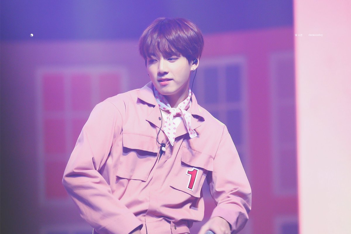 kookpiics's tweet photo. 2016 > 2017 > 2018 https://t.co/MJQaDIRjel