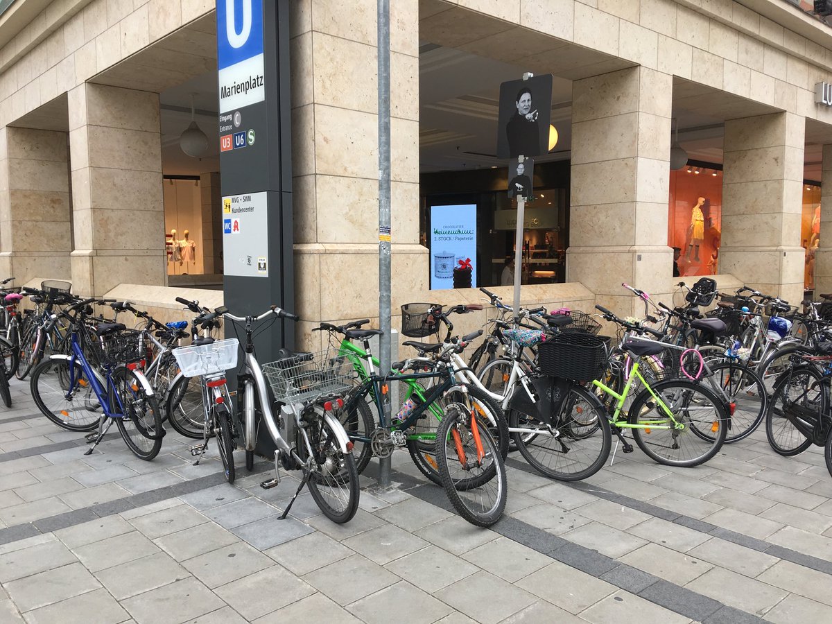 Alle Laternenmasten und Mauervorsprünge belegt. Schon wieder. Fahre künftig mit dem Auto in die Innenstadt - da kriegt man leichter einen Parkplatz