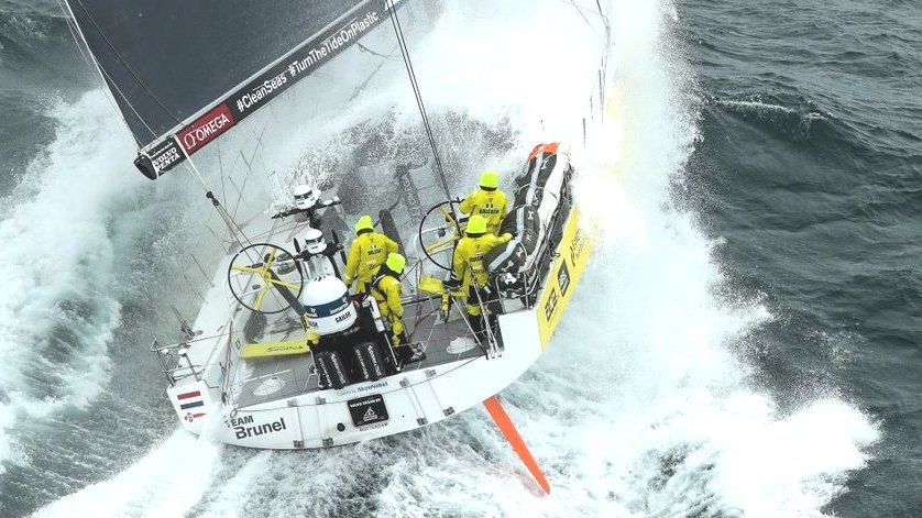 NOSsport's tweet photo. Het Nederlandse @brunelsailing heeft vannacht vier (!) boten ingehaald in de voorlaatste etappe van de  #volvooceanrace en jaagt nu op de koploper.

Als ze Gotenburg vanavond als eerste bereiken, kunnen ze de zeilwedstrijd rond de wereld zomaar winnen.

→ https://t.co/q3lqnMV2ew https://t.co/1ExdPASN1F