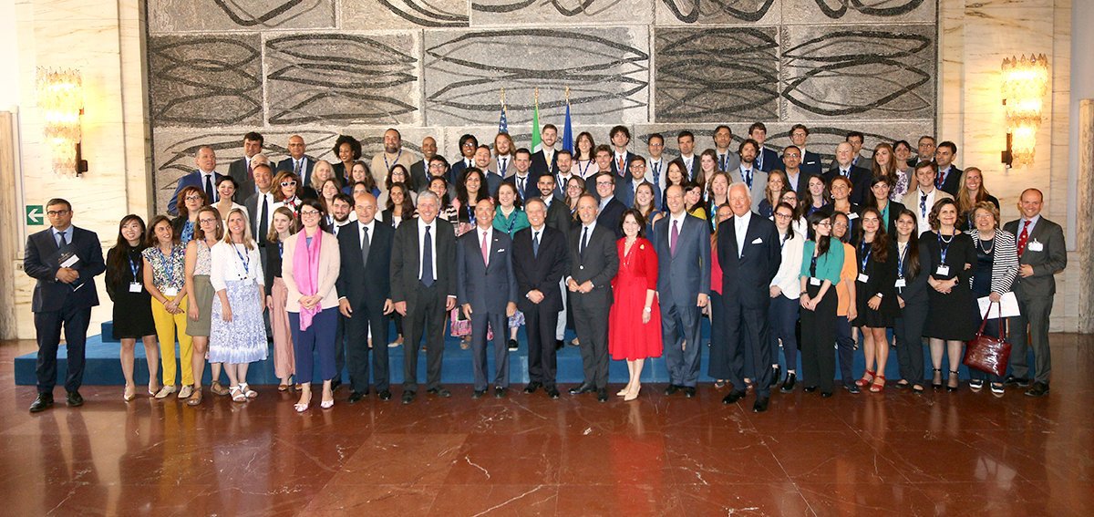 ItalyMFA's tweet photo. Min #Moavero @ #Farnesina apre l’evento #Fulbright70: Il Programma rappresenta una storia d’eccellenza, un contribuito determinante alle relazioni con gli Stati Uniti. Molti ex-borsisti, tra cui diversi premi #Nobel, hanno conseguito grandi risultati nella cultura e nella scienza https://t.co/8yFmNuc4N7
