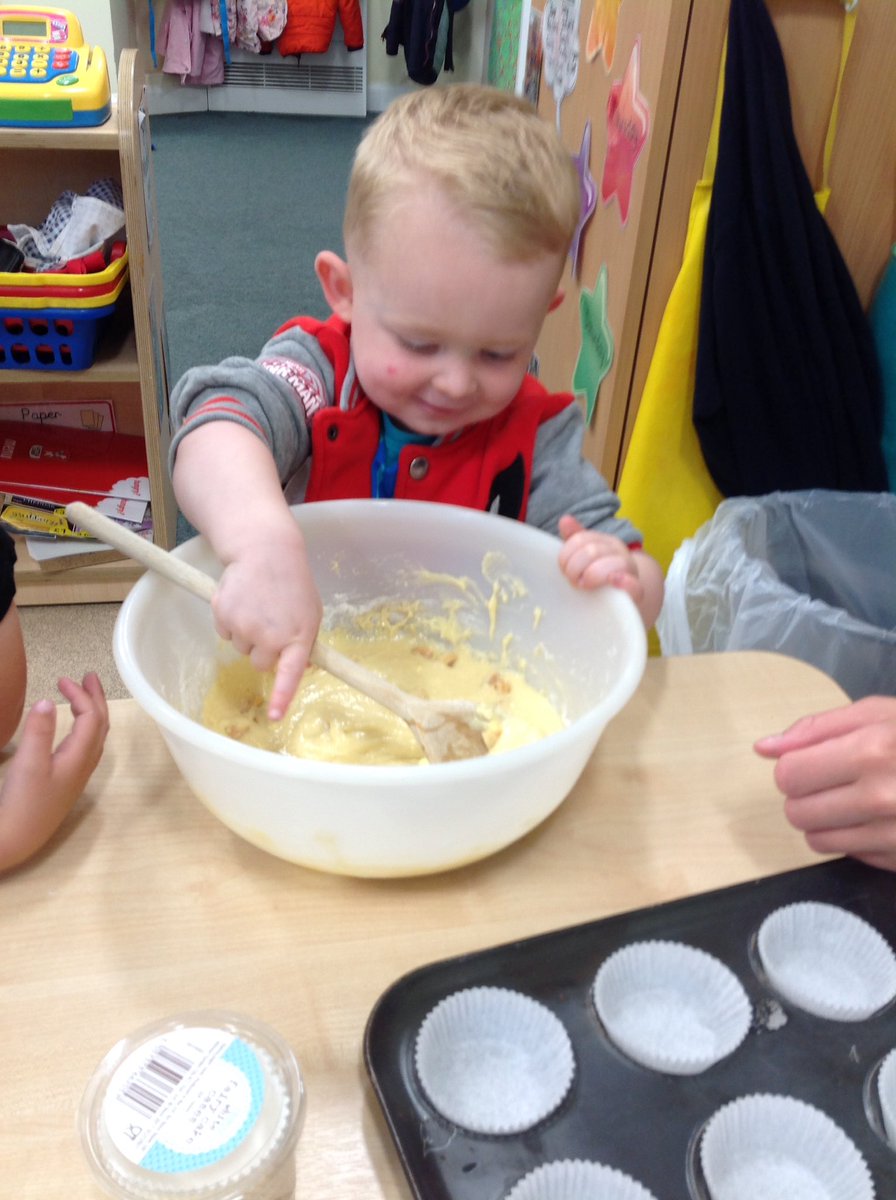 TH_Nursery1's tweet photo. Baking pineapple buns this morning. Now to put them in the oven!๐ #ThLearnN #EYFS #bakingbuns https://t.co/nbECALuIAO